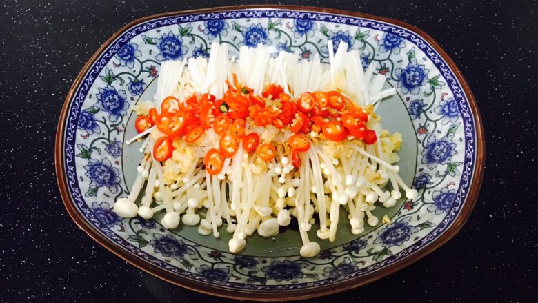 #菌类料理# 蒜蓉辣椒蒸金针菇,将小米椒圈撒在金针菇上。