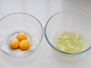 肉松小贝,将蛋黄和蛋清分离到两个干净无油的容器中