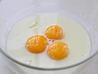 肉松小贝,蛋黄中加入食用油和玉米油搅打均匀