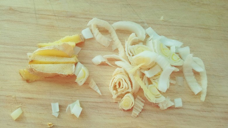 大骨头炖土豆豆角,准备葱花和姜