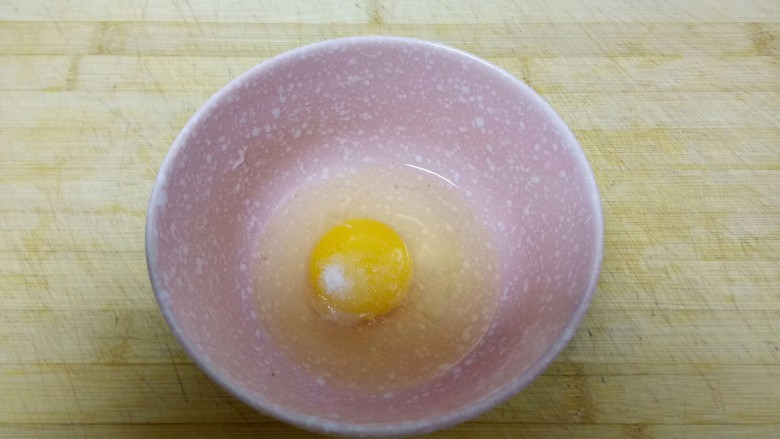 鸡蛋焊蒜台,<a style='color:red;display:inline-block;' href='/shicai/ 9'>鸡蛋</a>打入碗中加入少许盐。
