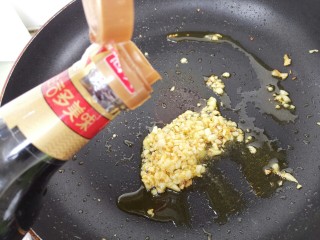 菌类料理+蒜蓉蒸金针菇,然后加生抽，大约三勺的量