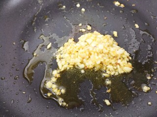 菌类料理+蒜蓉蒸金针菇,炒至金黄