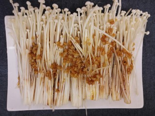 菌类料理+蒜蓉蒸金针菇,盛出来，浇在金针菇上