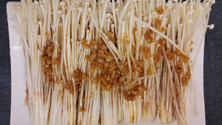 菌类料理+蒜蓉蒸金针菇,盛出来，浇在金针菇上