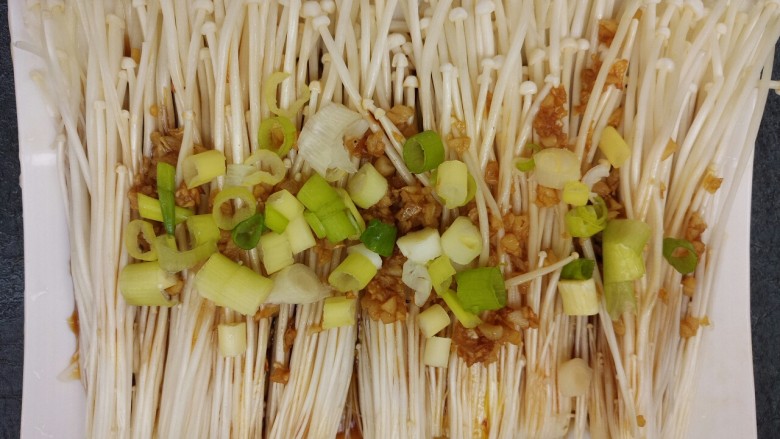 菌类料理+蒜蓉蒸金针菇,然后再撒上葱花