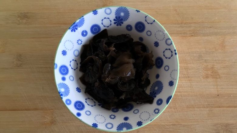 黑木耳豆泡小青菜,泡发好的黑木耳去蒂，洗净，撕成小朵，控干水分，备用