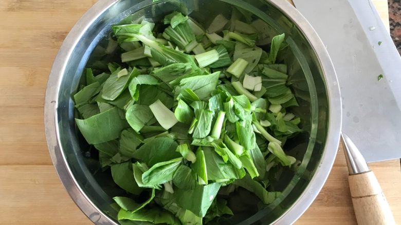 黑木耳豆泡小青菜,小青菜洗净之后切碎，控干水分，备用