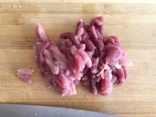 只有在春天才能品尝到的-野笋烧肉,猪肉洗净，切成粗丝