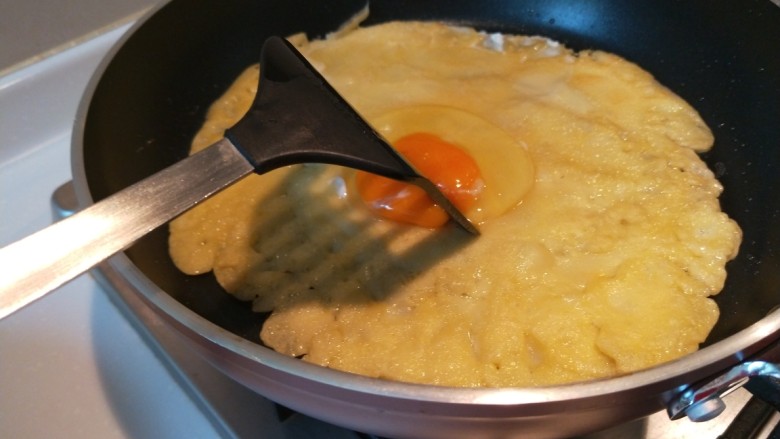 小米面煎饼果子,加入一个鸡蛋。
