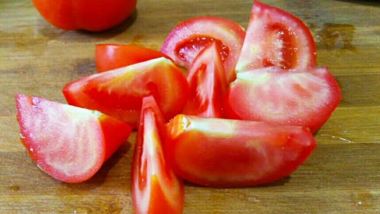 番茄胡萝卜玉米风干排骨汤（电饭煲版）,番茄洗净切块