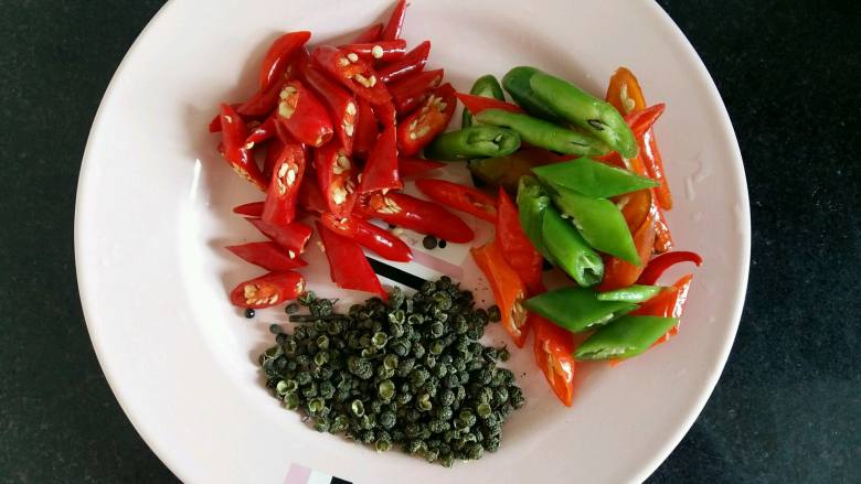 麻辣蔬菜火锅,朝天椒用新鲜的，也可以用干的。朝天椒和杭椒斜切段。