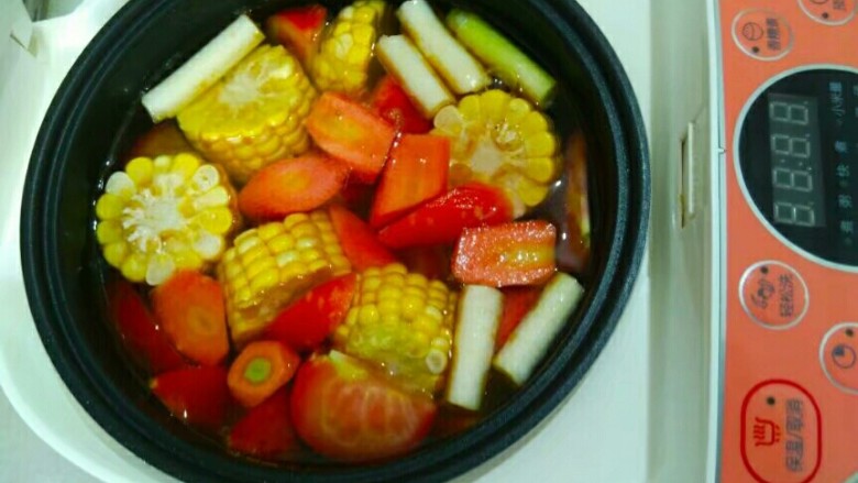 番茄胡萝卜玉米风干排骨汤（电饭煲版）,内胆擦干水，放入电饭煲。