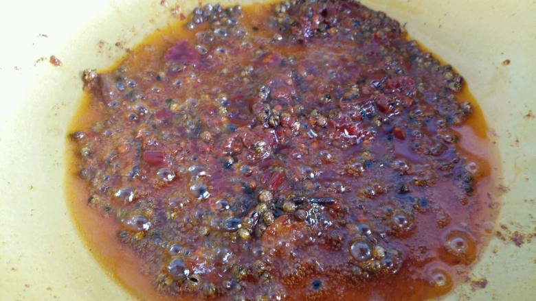 麻辣蔬菜火锅,红油豆瓣酱翻炒出红油。
