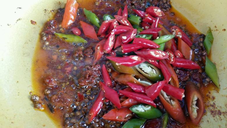 麻辣蔬菜火锅,倒入朝天椒和杭椒翻炒1分钟。