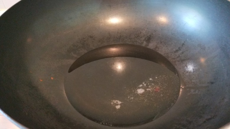川味麻辣毛血旺,锅中放适量油烧热。