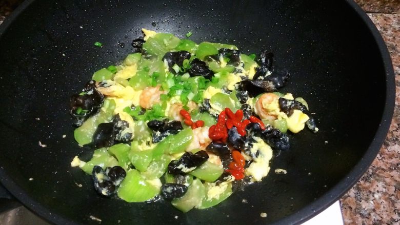 丝瓜虾仁跑蛋,最后放入枸杞和葱花翻炒30秒就可以出锅了！