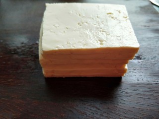 家常肉末豆腐,白玉豆腐一块，切成小方块。