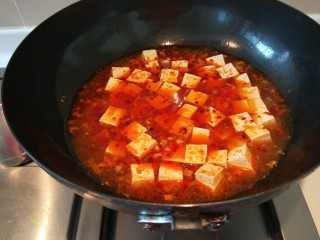 家常肉末豆腐,大火烧开5分钟。