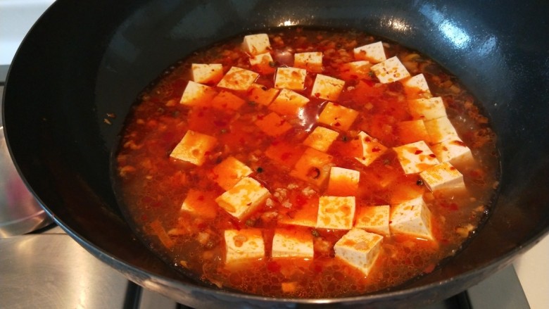 家常肉末豆腐,大火烧开5分钟。