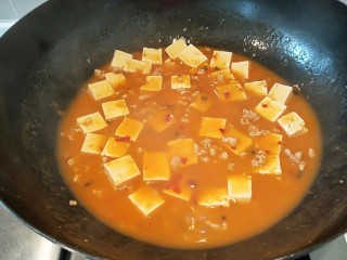 家常肉末豆腐,加入淀粉勾芡。
