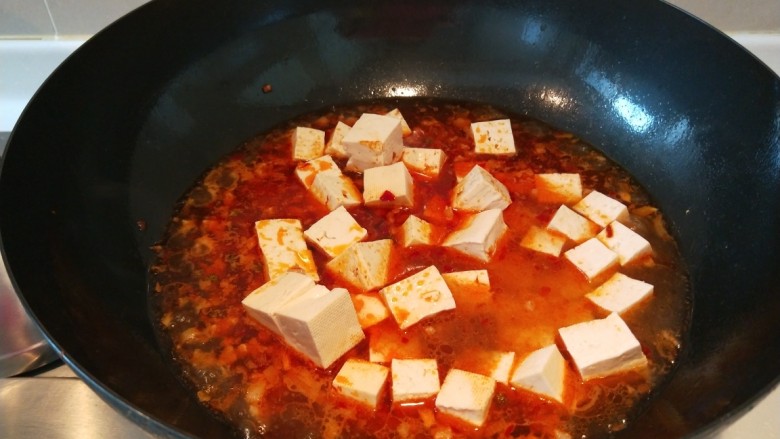 家常肉末豆腐,加入适量开水。倒入豆腐。加入15克料酒。