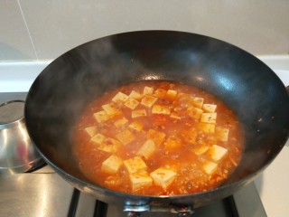 家常肉末豆腐,加入2克鸡粉调味儿。