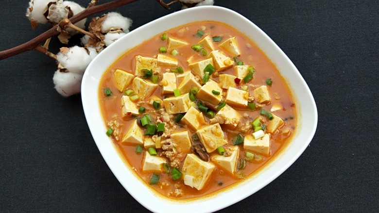 家常肉末豆腐,成入大碗中即可食用。