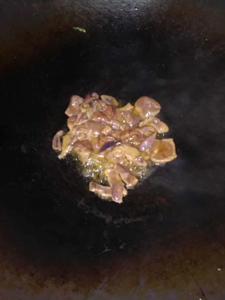 韭菜炒猪肝,起油锅，放猪肝翻炒，炒至断生发白，装盘备用。