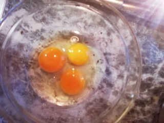 臭菜炒鸡蛋,三个鸡蛋打入碗里