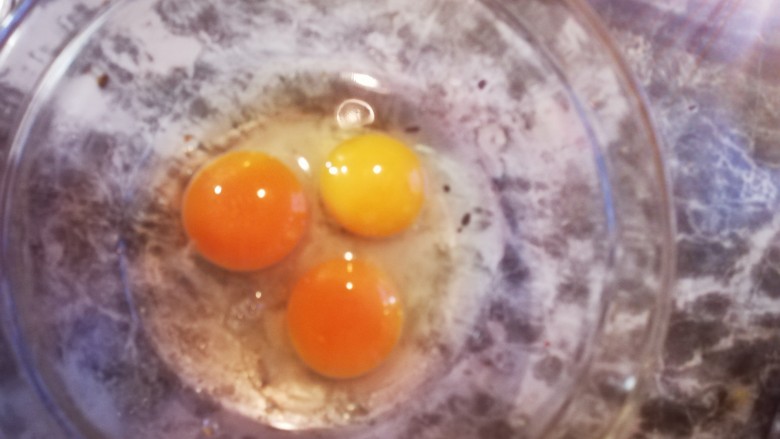 臭菜炒鸡蛋,三个鸡蛋打入碗里
