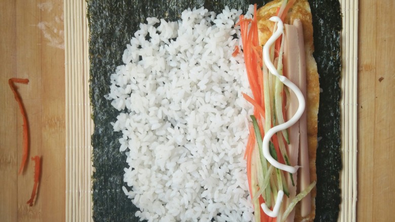 简单寿司,在米饭上放上食材及<a style='color:red;display:inline-block;' href='/shicai/ 4856'>沙拉酱</a>