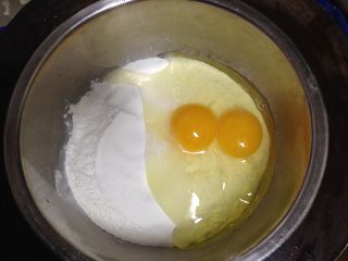 艾草火腿鸡蛋饼,
面粉里加入鸡蛋、盐