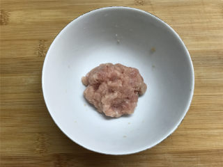 酸黄瓜肉末豆腐,猪肉洗净后切成末，用少许盐和料酒腌制10分钟。