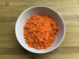 酸黄瓜肉末豆腐,胡萝卜去皮后切成小粒，尽量把它切细点。