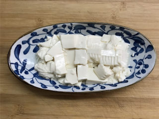 酸黄瓜肉末豆腐,内脂豆腐去掉包装冲洗后码入盘中。