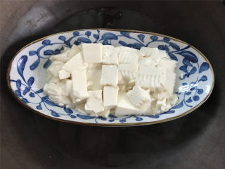 酸黄瓜肉末豆腐,入蒸锅，蒸8分钟。