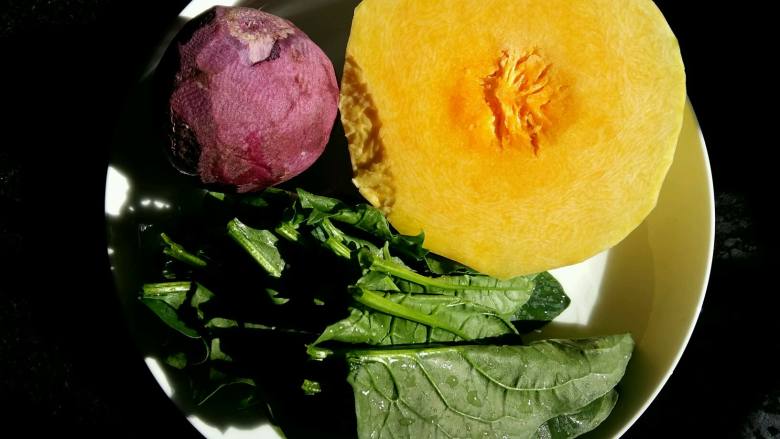 彩椒牛柳彩色卷饼,准备三色蔬菜做天然色素。<a style='color:red;display:inline-block;' href='/shicai/ 53'>南瓜</a>的朋友自己种的，长得好好。