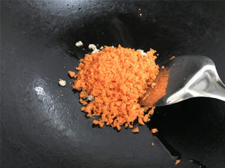 酸黄瓜肉末豆腐,用锅铲把肉划散，等肉变色后放入胡萝卜末。