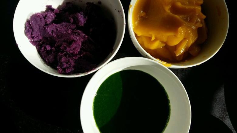 彩椒牛柳彩色卷饼,南瓜和紫薯蒸好后压成泥。菠菜叶子焯水，然后放入料理机加入少许水，打成菠菜汁。