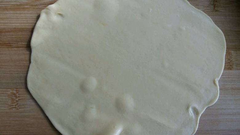 彩椒牛柳彩色卷饼,取黄色面团一块揉一会，菜板抹油以免粘。把面团擀成薄薄的片，另一块面团也擀成一样大小的薄片。上面抹一层油，盖上另一层面片，继续擀薄。