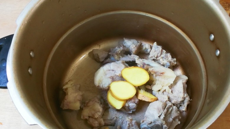 菌类料理+蛹虫草海带结肉排汤,姜片放入高压锅