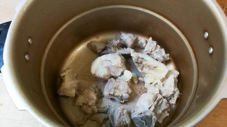 菌类料理+蛹虫草海带结肉排汤,冲洗干净放入高压锅
