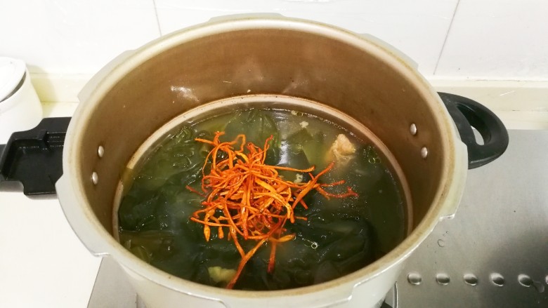 菌类料理+蛹虫草海带结肉排汤,放入蛹虫草
