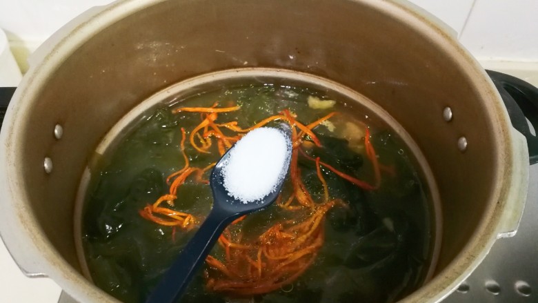 菌类料理+蛹虫草海带结肉排汤,关火等气动阀排气完了打开锅盖放适量盐