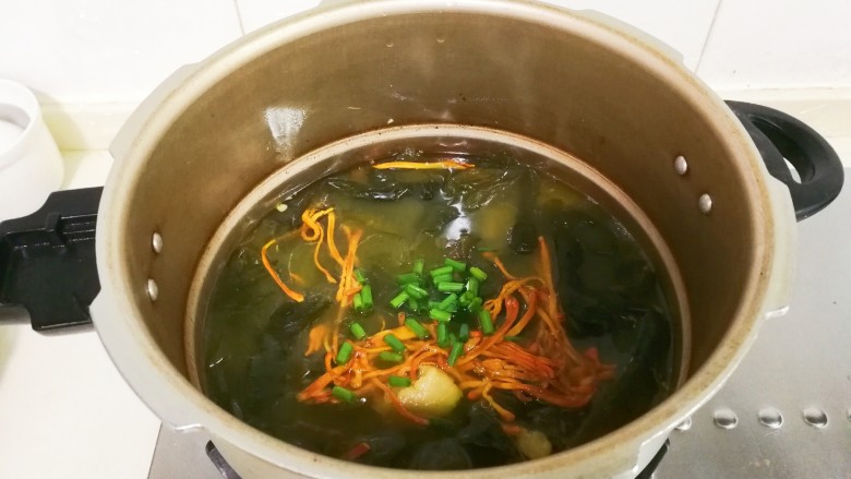 菌类料理+蛹虫草海带结肉排汤,撒入葱花