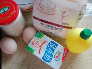 日式舒芙蕾厚松饼,所有食材装好，蛋白容器必须无水无油。