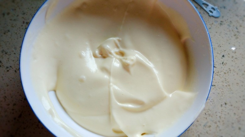 日式舒芙蕾厚松饼,搅拌好的松饼糊倒回蛋白盆中，切拌混合均匀。