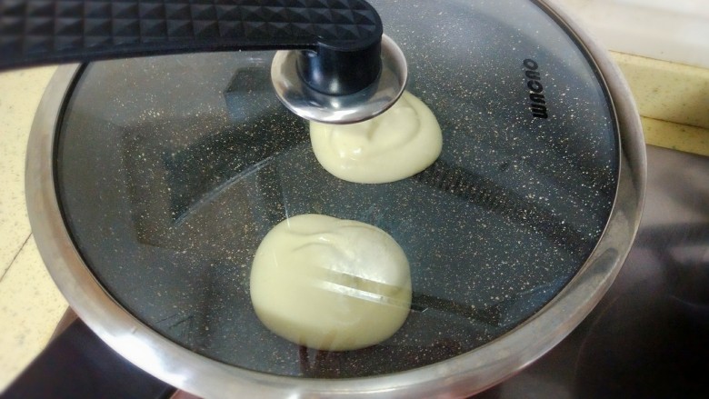 日式舒芙蕾厚松饼,不粘锅烧热，刷一层薄油，舀入一大勺松饼糊，小火煎制，盖上锅盖焖1-2分钟。