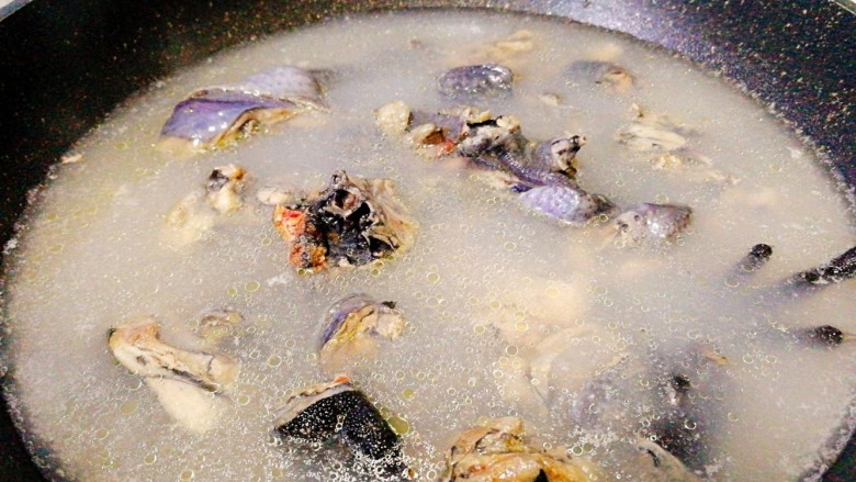 菌类料理+红枣榛蘑乌鸡汤,锅里放水，水开后放乌鸡块焯水
